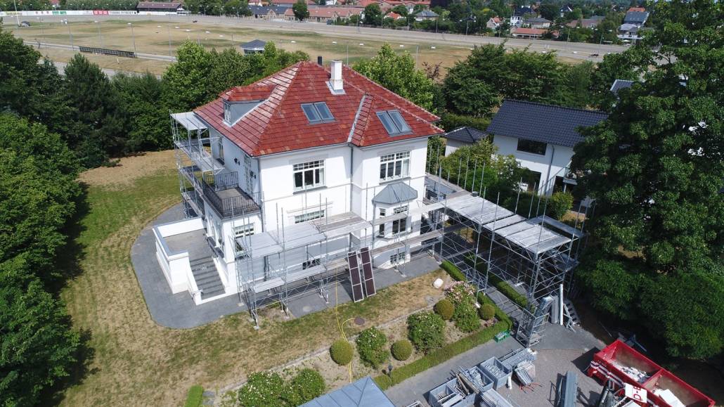 Hvad er den grundlæggende forskel på hoved- og totalentreprise?